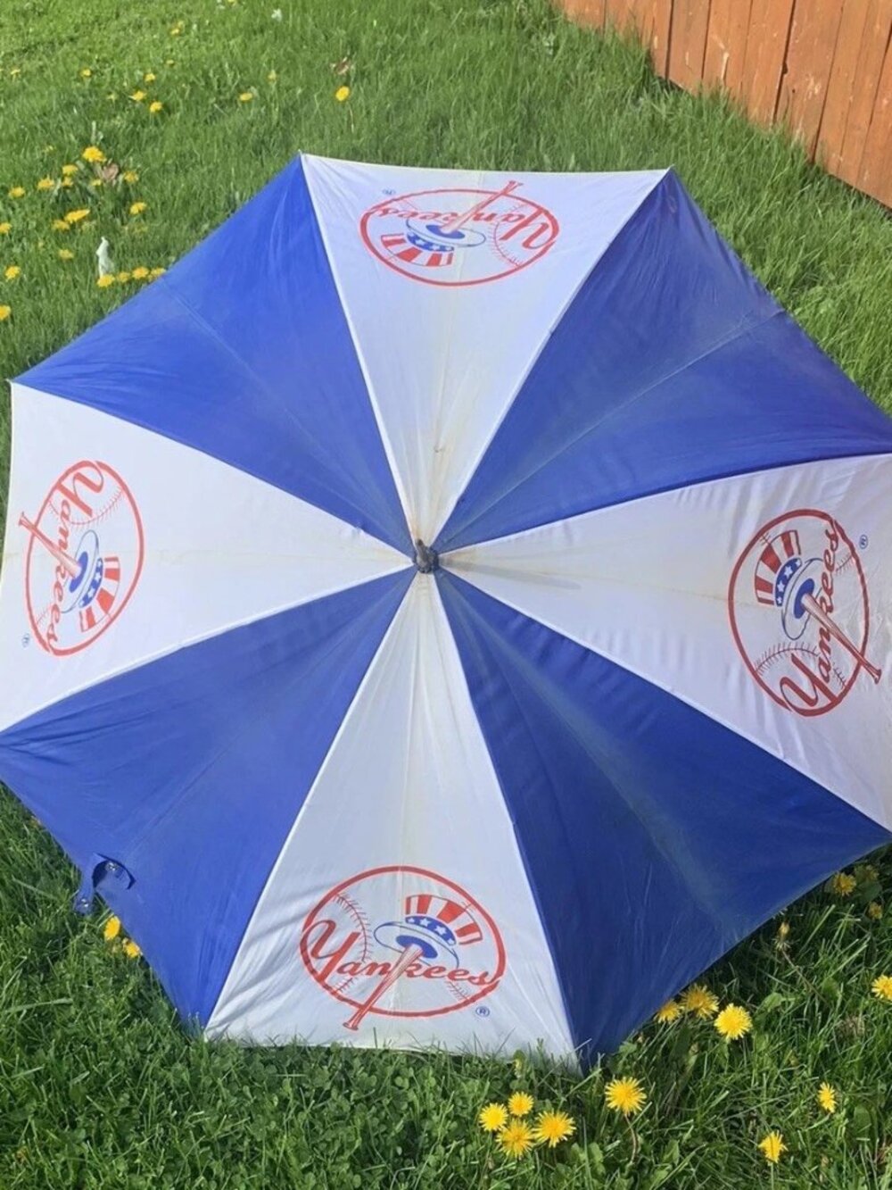 VINTAGE MLB NEW YORK YANKEES 30” UMBRELLA BAKELITE HANDLE